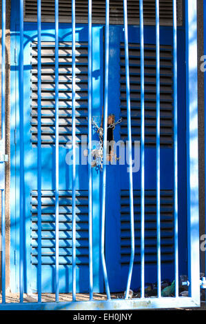 Metalltor gesperrt. Stockfoto