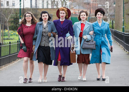 London, UK. 3. März 2015. Photocall mit Modellen gekleidet in den 1940er Jahren Streetstyle Mode im Imperial War Museum. Das Imperial War Museum startet seine neue Ausstellung "Mode auf die Ration: 1940er Jahre Street Style" die läuft ab dem 5. März bis 31. August 2015.  Die Ausstellung zum 70. Jahrestag des Endes des zweiten Weltkrieges im Jahr 1945 markiert und erforscht, wie Mode überlebt und sogar während des Krieges blühte. Stockfoto