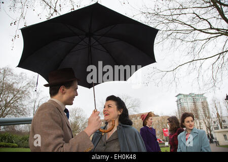 London, UK. 3. März 2015. Photocall mit Modellen gekleidet in den 1940er Jahren Streetstyle Mode im Imperial War Museum. Das Imperial War Museum startet seine neue Ausstellung "Mode auf die Ration: 1940er Jahre Street Style" die läuft ab dem 5. März bis 31. August 2015.  Die Ausstellung zum 70. Jahrestag des Endes des zweiten Weltkrieges im Jahr 1945 markiert und erforscht, wie Mode überlebt und sogar während des Krieges blühte. Stockfoto