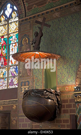 Ungewöhnliche, vielleicht einzigartige, zeichnet sich dieser Kanzel in der Basilika des Heiligen Blutes für seine Form und Schnitzereien. Stockfoto