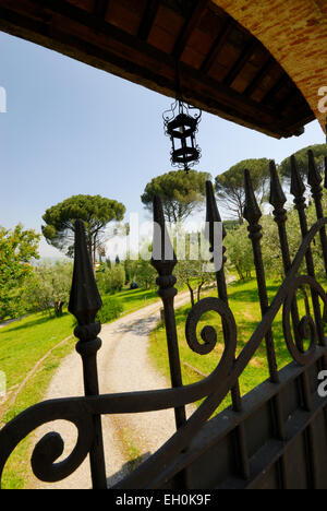 Schmiedeeisen Zaun oder Tor des Privateigentums, Florenz, Toskana, Italien Stockfoto