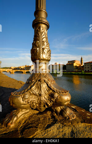 Detail der alten reich verzierte Laterne am Lungarno Degli Acciaiuoli Straße neben Arno Fluss (Ponte Santa Trinita-Brücke), Florenz Stockfoto