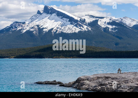 In der Nähe des David Thompson Highway liegt ein Inukshuk auf den Felsen mit Blick auf Krista Peak in den Rocky Mountains, Alberta Stockfoto