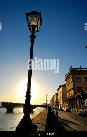 Alte verzierte Laterne am Lungarno Degli Acciaiuoli Straße neben Arno Fluss, Florenz, Italien Stockfoto