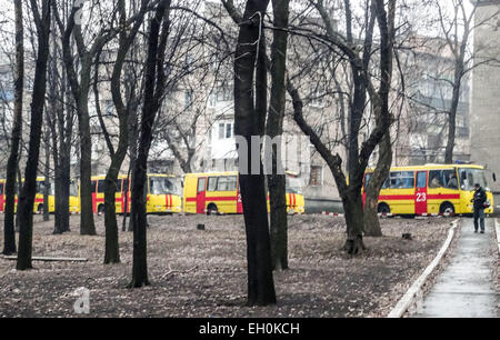 Donezk, Ukraine. 4. März 2015. Fahrzeuge der Rettungskräfte in der Nähe der Zasyadko Grube in Donetsk, Ukraine, 4. März 2015, nach einer Explosion in der Separatisten besetzte ukrainische Ostregion von Donezk. Bisher gibt es einen bestätigten Tod mit 32 Mitarbeitern fehlt laut dem Pressedienst der Gebietsverwaltung Donezk. Weitere 14 Bergleute wurden auch berichtet verletzt. Bildnachweis: Igor Golovnov/Alamy Live-Nachrichten Stockfoto