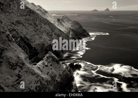 Kerry Klippen mit Welle Schaum auf dem Wasser. Portmagee, Ring of Kerry, Irland. Skellig Felsen in Ferne Stockfoto