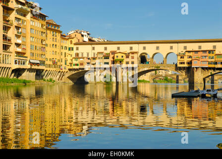 Ponte Vecchio in der Dämmerung - eine berühmte Brücke über den Fluss Arno, Florenz, Toskana, Italien Stockfoto