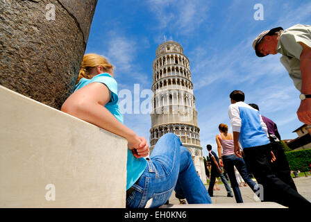 Niedrigen Winkel Ansicht der schiefe Turm von Pisa und Touristen, Italien Stockfoto