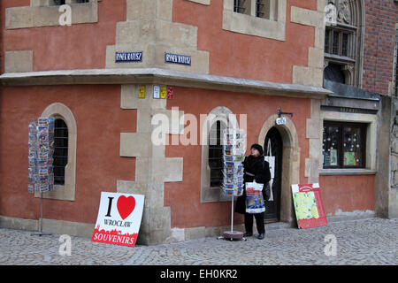 Touristen kaufen Postkarten auf dem alten Marktplatz der Stadt in Breslau Stockfoto