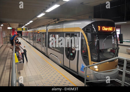 Ein Brüsseler Metro u-Bahn warten am Bahnsteig in Hallepoort (Porte de Hal) Station, Brüssel, Belgien. Stockfoto