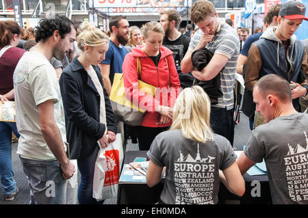 Junge Menschen bei TNT Travel Show im Business Design Centre, London England Vereinigtes Königreich UK Stockfoto