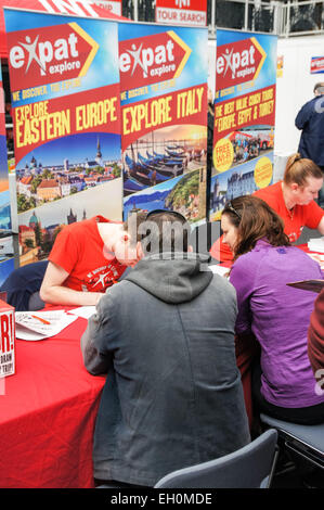 Junge Menschen bei TNT Travel Show im Business Design Centre, London England Vereinigtes Königreich UK Stockfoto