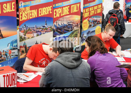 Junge Menschen bei TNT Travel Show im Business Design Centre, London England Vereinigtes Königreich UK Stockfoto