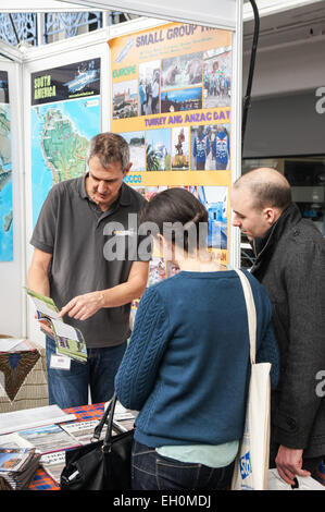 Junge Menschen bei TNT Travel Show im Business Design Centre, London England Vereinigtes Königreich UK Stockfoto