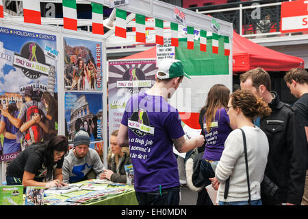 Junge Menschen bei TNT Travel Show im Business Design Centre, London England Vereinigtes Königreich UK Stockfoto