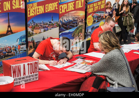 Junge Menschen bei TNT Travel Show im Business Design Centre, London England Vereinigtes Königreich UK Stockfoto