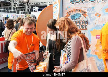 Junge Menschen bei TNT Travel Show im Business Design Centre, London England Vereinigtes Königreich UK Stockfoto