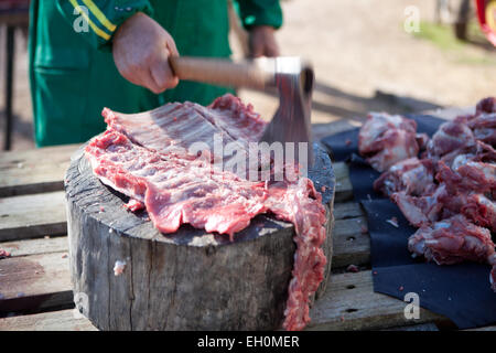 Schneiden das Fleisch mit Axt über stumpf Baum. Bewegungsunschärfe Stockfoto