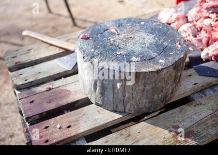 Stumpf-Baum zum Schneiden von Fleisch. Traditionelle Haus Schlachten in einer ländlichen Gegend, Extremadura, Spanien Stockfoto