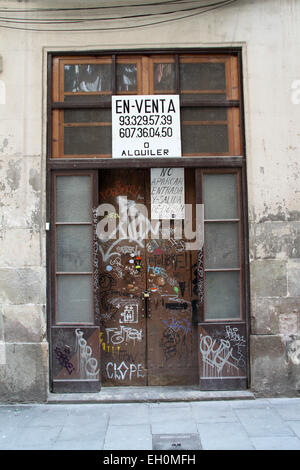 Kleinunternehmen mit für Verkaufsschild in spanischer Sprache in El Raval-Viertel von Barcelona, Katalonien, Spanien geschlossen Stockfoto