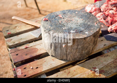 Stumpf-Baum zum Schneiden von Fleisch. Traditionelle Haus Schlachten in einer ländlichen Gegend, Extremadura, Spanien Stockfoto