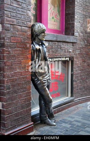 Die Fantastischen Vier, Beatles Fab Four John Lennon Statue in der Mathew Street, Liverpool, Merseyside, UK Stockfoto