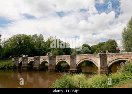 Die Essex-Brücke, eine Lastesel-Brücke, erbaut im 16. Jahrhundert über den Fluss Trent in der Nähe von Great Haywood in Staffordshire Stockfoto