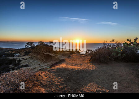 Die untergehende Sonne über dem Ozean. Blick von Broken Hill Overlook. Torrey Pines State Naturschutzgebiet, La Jolla, Kalifornien, USA. Stockfoto