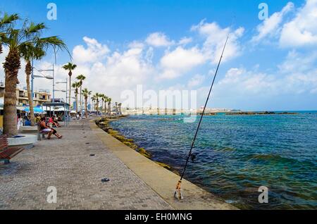 Burg von Paphos im Hafen von Paphos in Zypern in der Tageszeit Stockfoto