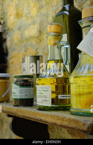 Lokal hergestellte Olivenöl zu verkaufen, Pienza, Toskana, Italien Stockfoto
