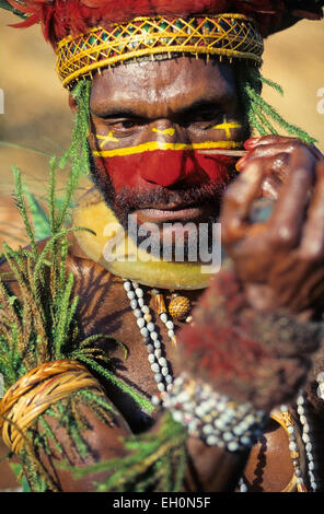 Tribal Mann setzen auf Make-up, Mt. Hagen, Papua-Neuguinea Stockfoto
