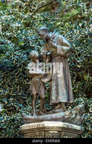 Bronze-Statue des Hl. Franziskus mit Kind an dem Convento Eremo Delle Carceri, Assisi, Umbrien | Bronze Skulptur des Heiligen Franz Stockfoto