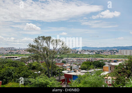 Vorort von Sao Paulo und im Hintergrund die Stadt Guarulhos Stockfoto