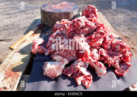 Stücke von Schwein über Holztisch. Traditionelle Haus Schlachten in einer ländlichen Gegend, Extremadura, Spanien Stockfoto