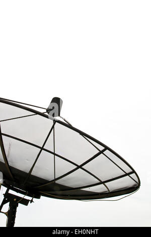 Teil der Satellitenschüssel auf isoliert auf weißen Himmel Stockfoto