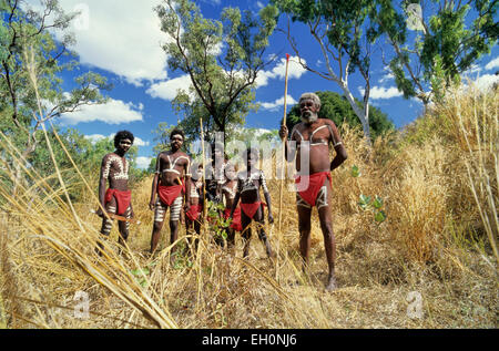 Gruppe der Aborigines trekking in den Busch, Northern Territory, Australien Stockfoto