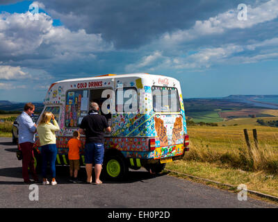 Menschen Schlange neben einem traditionellen britischen Eiswagen geparkt auf einer Straße in der Nähe von Abbotsbury in Dorset Süd-West England UK Stockfoto