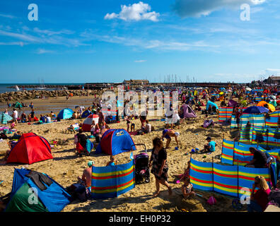 Der Strand bei Lyme Regis ein beliebter Badeort an der Jurassic Coast Dorset Süd-West England UK Stockfoto