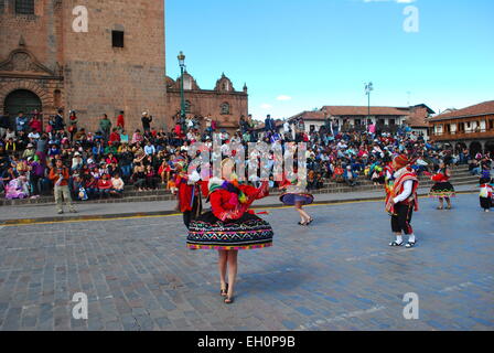 Die Einheimischen, die in traditioneller Kleidung zu einem religiösen Fest in der Plaza de Armas, Cusco, Peru Stockfoto