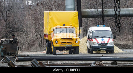 Donezk, Ukraine. 4. März 2015. Fahrzeuge der Rettungskräfte in der Nähe der Zasyadko Grube in Donetsk, Ukraine, 4. März 2015, nach einer Explosion in der Separatisten besetzte ukrainische Ostregion von Donezk. Bisher gibt es einen bestätigten Tod mit 32 Mitarbeitern fehlt laut dem Pressedienst der Gebietsverwaltung Donezk. Weitere 14 Bergleute wurden auch berichtet verletzt. Bildnachweis: Igor Golovnov/Alamy Live-Nachrichten Stockfoto