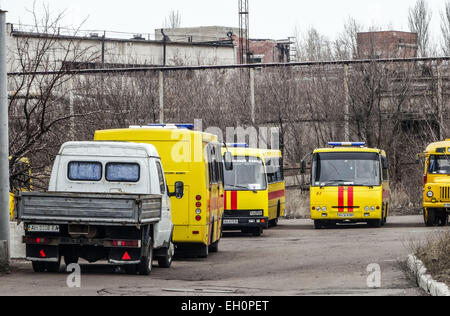 Donezk, Ukraine. 4. März 2015. Fahrzeuge der Rettungskräfte in der Nähe der Zasyadko Grube in Donetsk, Ukraine, 4. März 2015, nach einer Explosion in der Separatisten besetzte ukrainische Ostregion von Donezk. Bisher gibt es einen bestätigten Tod mit 32 Mitarbeitern fehlt laut dem Pressedienst der Gebietsverwaltung Donezk. Weitere 14 Bergleute wurden auch berichtet verletzt. Bildnachweis: Igor Golovnov/Alamy Live-Nachrichten Stockfoto