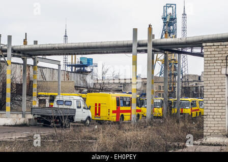 Donezk, Ukraine. 4. März 2015. Fahrzeuge der Rettungskräfte in der Nähe der Zasyadko Grube in Donetsk, Ukraine, 4. März 2015, nach einer Explosion in der Separatisten besetzte ukrainische Ostregion von Donezk. Bisher gibt es einen bestätigten Tod mit 32 Mitarbeitern fehlt laut dem Pressedienst der Gebietsverwaltung Donezk. Weitere 14 Bergleute wurden auch berichtet verletzt. Bildnachweis: Igor Golovnov/Alamy Live-Nachrichten Stockfoto