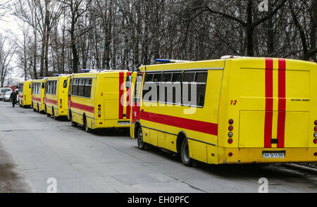 4. März 2015 - meine Fahrzeuge der Rettungskräfte in der Nähe der Zasyadko in Donetsk, Ukraine, 4. März 2015, nach einer Explosion in der Separatisten besetzte ukrainische Ostregion von Donezk. Bisher gibt es einen bestätigten Tod mit 32 Mitarbeitern fehlt laut dem Pressedienst der Gebietsverwaltung Donezk. Weitere 14 Bergleute wurden auch berichtet verletzt. © Igor Golovniov/ZUMA Draht/Alamy Live-Nachrichten Stockfoto