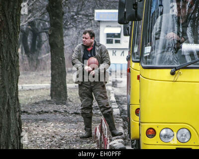 4. März 2015 - meine Fahrzeuge der Rettungskräfte in der Nähe der Zasyadko in Donetsk, Ukraine, 4. März 2015, nach einer Explosion in der Separatisten besetzte ukrainische Ostregion von Donezk. Bisher gibt es einen bestätigten Tod mit 32 Mitarbeitern fehlt laut dem Pressedienst der Gebietsverwaltung Donezk. Weitere 14 Bergleute wurden auch berichtet verletzt. © Igor Golovniov/ZUMA Draht/Alamy Live-Nachrichten Stockfoto