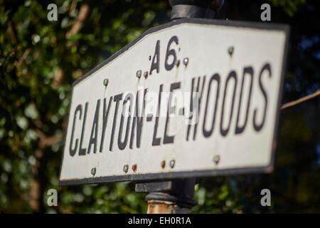 Clayton-le-Woods alte Verkehrszeichen auf der wichtigsten A6 Straße Chorley lancashire Stockfoto