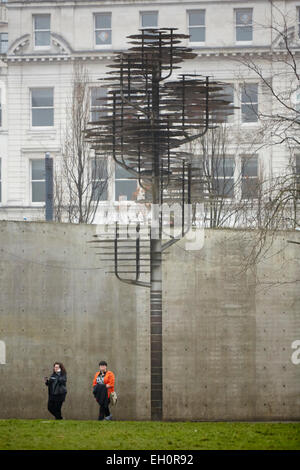 Metall-Baum Kunstwerk der Baum der Erinnerung Piccadilly Gardens Manchester im Nebel. Ein Denkmal für die Zivilisten von Manchester Stockfoto