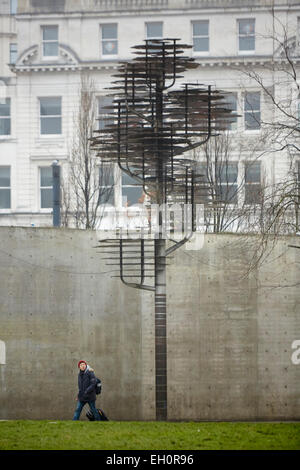 Metall-Baum Kunstwerk der Baum der Erinnerung Piccadilly Gardens Manchester im Nebel. Ein Denkmal für die Zivilisten von Manchester Stockfoto