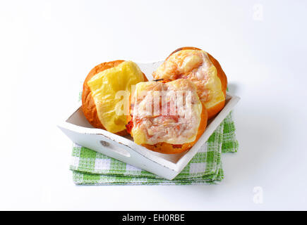 Brötchen mit Käse und Schinken an der Spitze Stockfoto