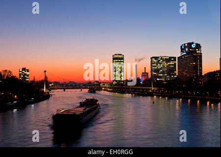 Abenddämmerung Skyline der Bank Centre in Frankfurt am Main am Fluss Main Hessen Deutschland Europa Stockfoto