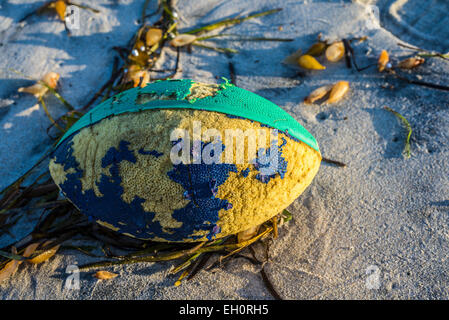 Styropor-Fußball am Strand liegen. Stockfoto